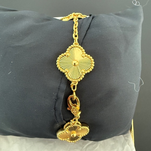 Clover Bracelet - Gold Plated Stainless Steel - NWOT - Picture 4 of 5